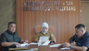 Senin (10/4/2023) pagi, sebelum aktivitas ngantor, Fitrianti terlihat memimpin langsung rapat dan memberikan arahan langsung kepada Dinas Perumahan Rakyat.