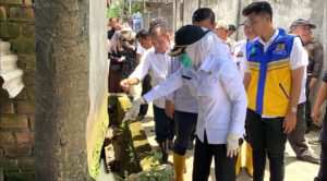 Wakil Wali Kota Palembang, Fitrianti Agustinda bersama dinas terkait meninjau lokasi banjir di Jalan Karya Baru Kecamatan Alang-Alang Lebar, Rabu (5/4/2023).
