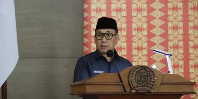 mendengarkan laporan pansus dewan hasil pembahasan empat raperda usul pemerintah Kota Lubuklinggau dan enam Raperda inisiatif DPRD, Senin (27/3).