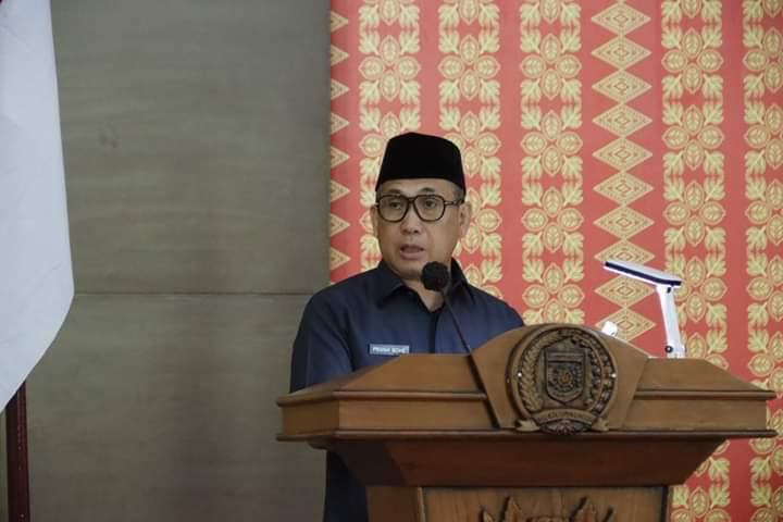 mendengarkan laporan pansus dewan hasil pembahasan empat raperda usul pemerintah Kota Lubuklinggau dan enam Raperda inisiatif DPRD, Senin (27/3).