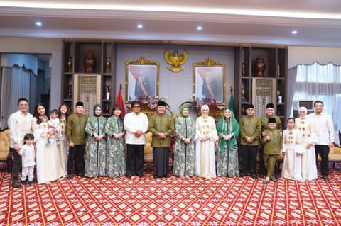 Hj. RA Anita Noeringhati, SH., MH bersama keluarga melakukan silaturahmi dengan Gubernur Sumatera Selatan H. Herman Deru di Griya Agung Palembang, (22/4/2023).