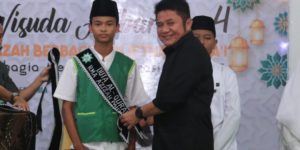 Wisuda Akbar ke-4 dan Azizah berbagi Menjadi General Rabbani di Aula Yayasan Azizah DaDarusalam egal Binangun, Sabtu (15/4).