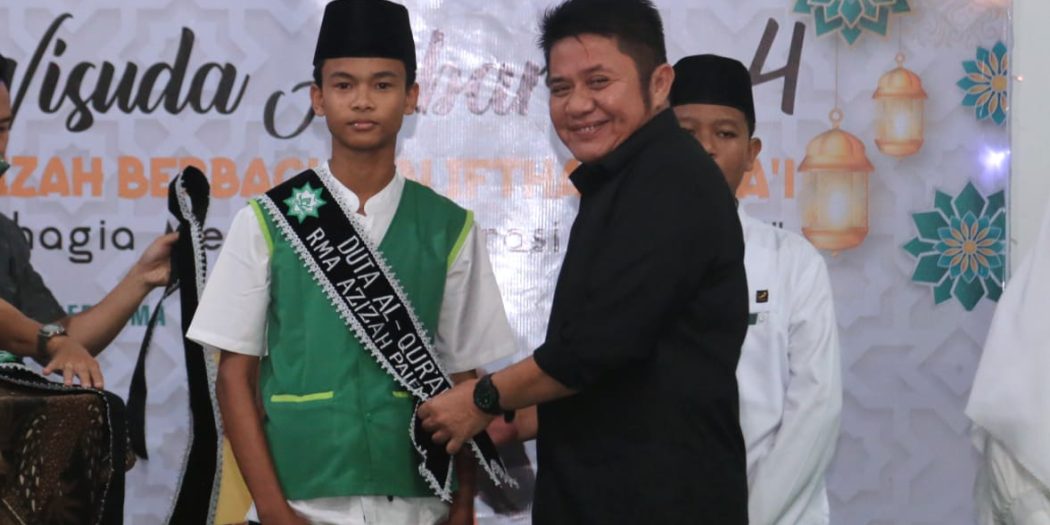 Wisuda Akbar ke-4 dan Azizah berbagi Menjadi General Rabbani di Aula Yayasan Azizah DaDarusalam egal Binangun, Sabtu (15/4).