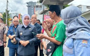 Wakil Wali Kota Palembang Fitrianti Agustinda meninjau infrastruktur jalan dan drainase di Kelurahan 15 Ilir, Kecamatan Ilir Timur I, Kamis (6/4/2023).
