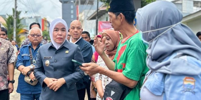 Wakil Wali Kota Palembang Fitrianti Agustinda meninjau infrastruktur jalan dan drainase di Kelurahan 15 Ilir, Kecamatan Ilir Timur I, Kamis (6/4/2023).