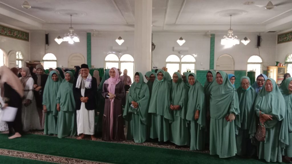 Mantan Anggota Dewan Perwakilan Rakyat (DPR) Republik Indonesia, Hj. Renny Astuti, S.H., SpN., menghadiri zikir bersama yang digelar oleh Majelis Taklim dan Remaja Masjid Al Ihsan, KM 5 Palembang, hari Sabtu tanggal 1 April 2023.