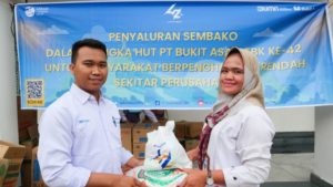 Perwakilan dari PT. Bukit Asam menyerahkan bantuan sembako kepada Guru Honorer di Kecamatan Lawang Kidul, Kabupaten Muara Enim. (foto : Humas PT. Bukit Asam)