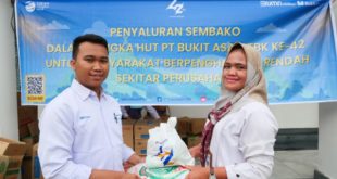 Perwakilan dari PT. Bukit Asam menyerahkan bantuan sembako kepada Guru Honorer di Kecamatan Lawang Kidul, Kabupaten Muara Enim. (foto : Humas PT. Bukit Asam)