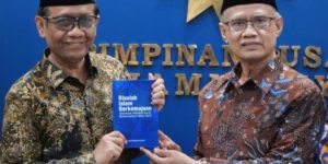 Ketua Umum Pengurus Pusat (PP) Muhammadiyah, Haedar Nashir, menerima kunjungan Menteri Koordinator Bidang Politik, Hukum, dan Keamanan (Menkopolhukam) Republik Indonesia, Mohammad Mahfud MD, di kantor PP Muhammadiyah Jalan Cik Ditiro, Jakarta, pada hari Senin tanggal 3 April 2023. (foto : SMSI Sumsel)