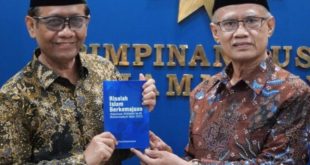 Ketua Umum Pengurus Pusat (PP) Muhammadiyah, Haedar Nashir, menerima kunjungan Menteri Koordinator Bidang Politik, Hukum, dan Keamanan (Menkopolhukam) Republik Indonesia, Mohammad Mahfud MD, di kantor PP Muhammadiyah Jalan Cik Ditiro, Jakarta, pada hari Senin tanggal 3 April 2023. (foto : SMSI Sumsel)