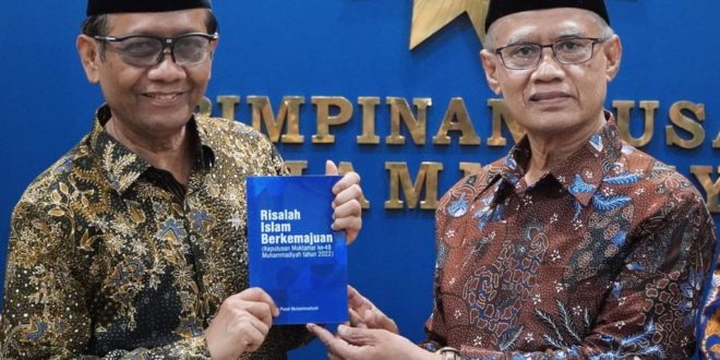 Ketua Umum Pengurus Pusat (PP) Muhammadiyah, Haedar Nashir, menerima kunjungan Menteri Koordinator Bidang Politik, Hukum, dan Keamanan (Menkopolhukam) Republik Indonesia, Mohammad Mahfud MD, di kantor PP Muhammadiyah Jalan Cik Ditiro, Jakarta, pada hari Senin tanggal 3 April 2023. (foto : SMSI Sumsel)