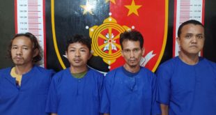 Polsek Muara Kelingi dibackup Tim Landak Satreskrim Polres Musi Rawas (Mura), berhasil meringkus empat orang terduga komplotan pembongkar rumah (Perkara 363 KUHP), di Kelurahan Muara Kelingi, Kecamatan Muara Kelingi, Kabupaten Mura, sekitar pukul 02.00 WIB, pada hari Sabtu tanggal 15 April 2023. (foto : SMSI Sumsel)