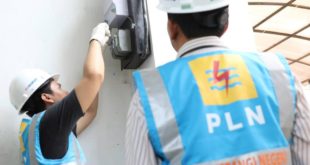 Ilustrasi : Petugas dari PT. PLN sedang melakukan perbaikan jaringan listrik. (foto : SMSI Sumsel)