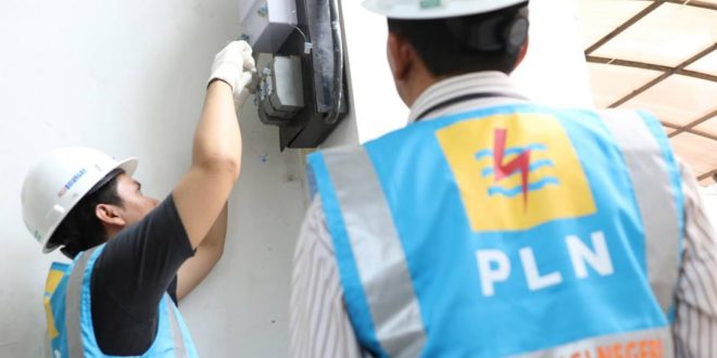 Ilustrasi : Petugas dari PT. PLN sedang melakukan perbaikan jaringan listrik. (foto : SMSI Sumsel)