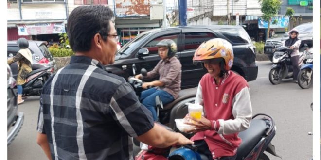 Personil Sat Res Narkoba Polres Lubuklinggau yang dipimpin Kasat Res Narkoba, AKP Hendrawan, melaksanakan kegiatan berbagi takjil untuk berbuka puasa kepada masyarakat, pada hari Jum’at tanggal 31 Maret 2023.