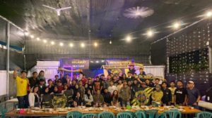 Supporter Sriwijaya FC, S-MAN, foto bersama Sekretaris PT. Sriwijaya Optimis Mandiri yakni Faisal Mursyid, setelah kegiatan Diskusi dan Buka Puasa Bersama di Union Kafe, Kota Palembang, hari Selasa tanggal 17 April 2023. (foto : palembang.tribunnews.com)