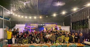 Supporter Sriwijaya FC, S-MAN, foto bersama Sekretaris PT. Sriwijaya Optimis Mandiri yakni Faisal Mursyid, setelah kegiatan Diskusi dan Buka Puasa Bersama di Union Kafe, Kota Palembang, hari Selasa tanggal 17 April 2023. (foto : palembang.tribunnews.com)