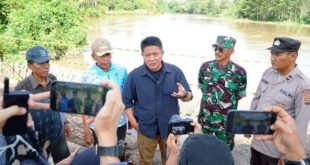 Gubernur Provinsi Sumatera Selatan (Sumsel), Herman Deru, hari Sabtu siang tanggal 1 April 2023, meninjau lokasi jalan provinsi yang amblas di Desa Kuang Anyar, Kecamatan Muara Kuang, Kabupaten Ogan Ilir. (foto : Humas Pemprov Sumsel)
