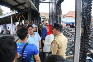 Ketua Palang Merah Indonesia (PMI) Provinsi Sumatera Selatan (Sumsel), Febrita Lustia, berupaya memberikan bantuan kepada korban kebakaran di Lorong Siliwangi, Kelurahan 5 Ulu, Kecamatan Seberang Ulu I, Kota Palembang, pada hari Senin tanggal 3 April 2023. (foto : Humas Pemprov Sumsel)