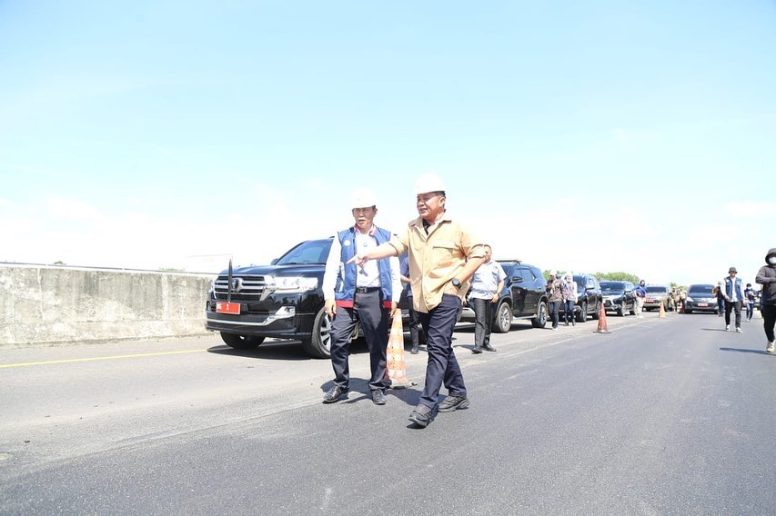 Gubernur Provinsi Sumatera Selatan (Sumsel), Herman Deru, melakukan peninjauan perbaikan Jalan Tol Palembang-Kayuagung, hari Minggu tanggal 2 April 2023. (Humas Pemprov Sumsel)