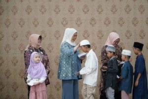 Ketua Tim Penggerak (TP) Pemberdayaan Kesejahteraan Keluarga (PKK) Provinsi Sumatera Selatan (Sumsel), Febrita Lustia, membuka kegiatan bazar yang digelar oleh Badan Kerja Sama Organisasi Wanita (BKOW) Sumsel, hari Selasa tanggal 4 April 2023 di Gedung Wanita Kota Palembang. (foto : Humas Pemprov Sumsel)