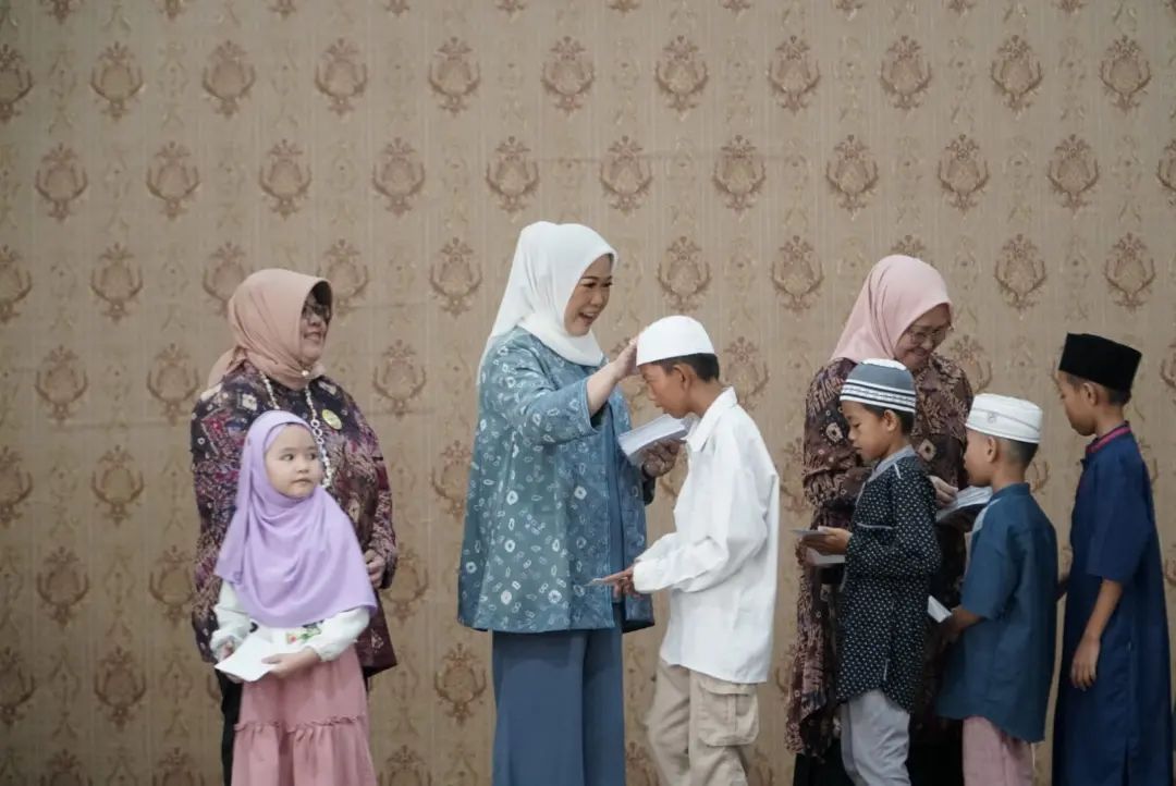 Ketua Tim Penggerak (TP) Pemberdayaan Kesejahteraan Keluarga (PKK) Provinsi Sumatera Selatan (Sumsel), Febrita Lustia, membuka kegiatan bazar yang digelar oleh Badan Kerja Sama Organisasi Wanita (BKOW) Sumsel, hari Selasa tanggal 4 April 2023 di Gedung Wanita Kota Palembang. (foto : Humas Pemprov Sumsel)