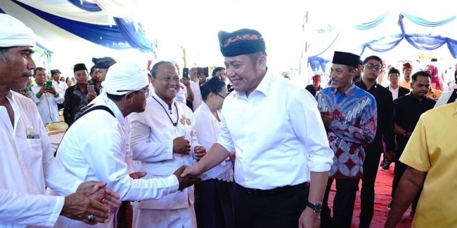 Gubernur Provinsi Sumatera Selatan (Sumsel), Herman Deru, menghadiri moderasi beragama dan penataran mangku serta seranti Banten masyarakat Hindu di Pasraman Satya Dharma, Lubuk Seberuk, Lempuing Jaya, Kabupaten Ogan Komering Ilir (OKI), hari Senin tanggal 17 April 2023. (foto : Humas Pemprov Sumsel)