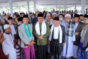 Gubernur Provinsi Sumatera Selatan, Herman Deru, foto bersama jama'ah Sholat Idul Fitri 1444 Hijriyah di Masjid Agung Palembang. (foto : Humas Pemprov Sumsel)