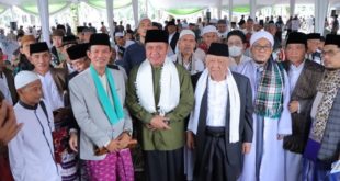 Gubernur Provinsi Sumatera Selatan, Herman Deru, foto bersama jama'ah Sholat Idul Fitri 1444 Hijriyah di Masjid Agung Palembang. (foto : Humas Pemprov Sumsel)