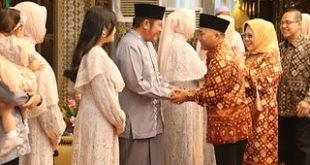 Gubernur Provinsi Sumatera Selatan, Herman Deru, bersalaman dengan Bupati Kabupaten Musi Banyuasin, H. Apriyadi Mahmud, saat open house di Griya Agung, hari Minggu tanggal 23 April 2023. (foto : Humas Pemprov Sumsel)