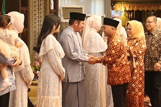 Gubernur Provinsi Sumatera Selatan, Herman Deru, bersalaman dengan Bupati Kabupaten Musi Banyuasin, H. Apriyadi Mahmud, saat open house di Griya Agung, hari Minggu tanggal 23 April 2023. (foto : Humas Pemprov Sumsel)