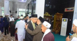 Wakil Gubernur Provinsi Sumatera Selatan, Mawardi Yahya, memberikan setelah melaksanakan Sholat Idul Fitri 1444 H secara berjama'ah di Masjid Nur Hidayah, hari Sabtu tanggal 22 April 2023. (foto : Humas Pemprov Sumsel)
