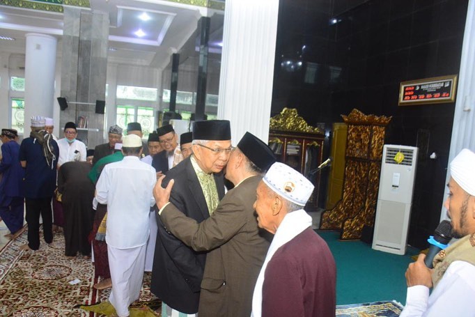 Wakil Gubernur Provinsi Sumatera Selatan, Mawardi Yahya, memberikan setelah melaksanakan Sholat Idul Fitri 1444 H secara berjama'ah di Masjid Nur Hidayah, hari Sabtu tanggal 22 April 2023. (foto : Humas Pemprov Sumsel)