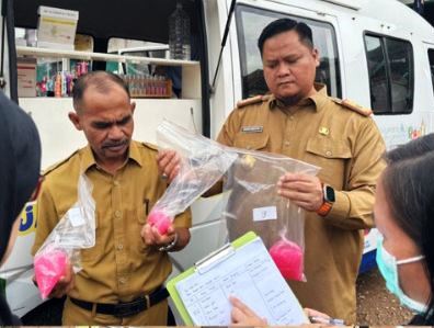 Tim gabungan Pemerintah Kabupaten Banyuasin memastikan makanan berbuka puasa yang manis dan berwarna di Pasar Sukajadi Kelurahan Sukajadi Timur, aman atau berbahaya bagi masyarakat yang akan menikmatinya. (foto : SMSI Sumsel)