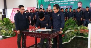 Kurnaidi dilantik sebagai Ketua Persatuan Wartawan Indonesia (PWI) Kabupaten Musi Banyuasin oleh Ketua PWI Provinsi Sumatera Selatan, Firdaus Komar, hari Rabu tanggal 12 April 2023 di Pendopoan Rumah Dinas Bupati Muba. (foto : SMSI Sumsel)