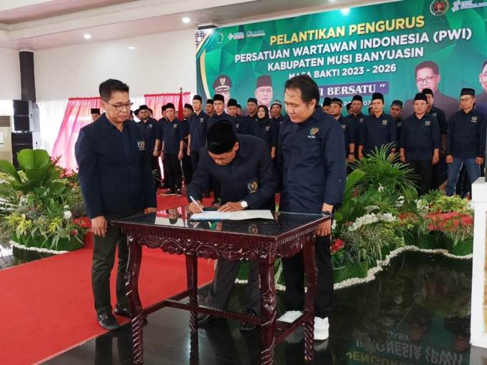 Kurnaidi dilantik sebagai Ketua Persatuan Wartawan Indonesia (PWI) Kabupaten Musi Banyuasin oleh Ketua PWI Provinsi Sumatera Selatan, Firdaus Komar, hari Rabu tanggal 12 April 2023 di Pendopoan Rumah Dinas Bupati Muba. (foto : SMSI Sumsel)