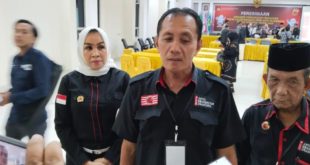 Ketua Umum Partai Kebangkitan Nusantara (PKN) Kota Palembang, Ir. Riswendi Bachtiar, setelah menyerahkan berkas pendaftaran 44 Bakal Caleg DPRD Kota Palembang pada hari Minggu tanggal 14 Mei 2023. (foto : sumeks.co)