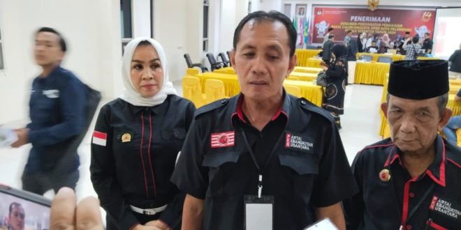 Ketua Umum Partai Kebangkitan Nusantara (PKN) Kota Palembang, Ir. Riswendi Bachtiar, setelah menyerahkan berkas pendaftaran 44 Bakal Caleg DPRD Kota Palembang pada hari Minggu tanggal 14 Mei 2023. (foto : sumeks.co)