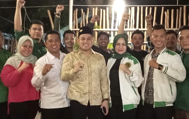 Jajaran Dewan Pimpinan Cabang (DPC) Partai Persatuan Pembangunan (PPP) Kota Palembang saat menghadiri kegiatan Launching Swara Kandidat yang digelar oleh Lintas Politika Indonesia pada hari Senin tanggal 22 Mei 2023 di Guns Cafe Palembang.