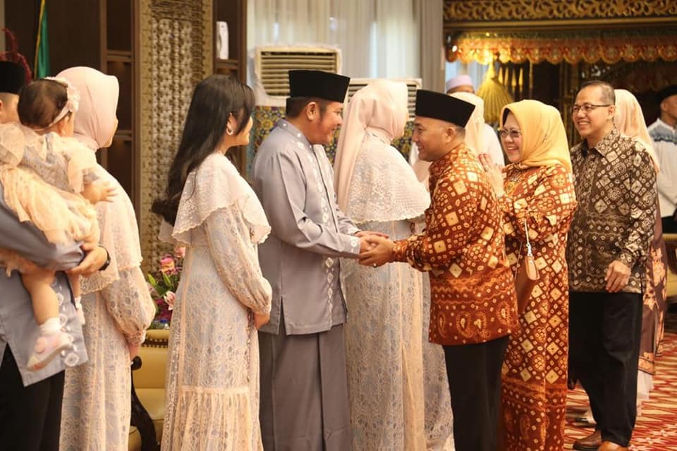 Pj. Bupati Musi Banyuasin, H. Apriyadi Mahmud saat silaturahmi Lebaran ke Gubernur Sumsel di Griya Agung, Minggu (23/04/2023). (Foto : Humas Pemkab MUBA)