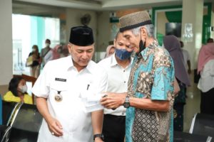 Pj Bupati Musi Banyuasin, H. Apriyadi Mahmud saat Sidak ke Pelayanan Publik, Rabu (26/04/2023). (Foto : Humas Pemkab MUBA)