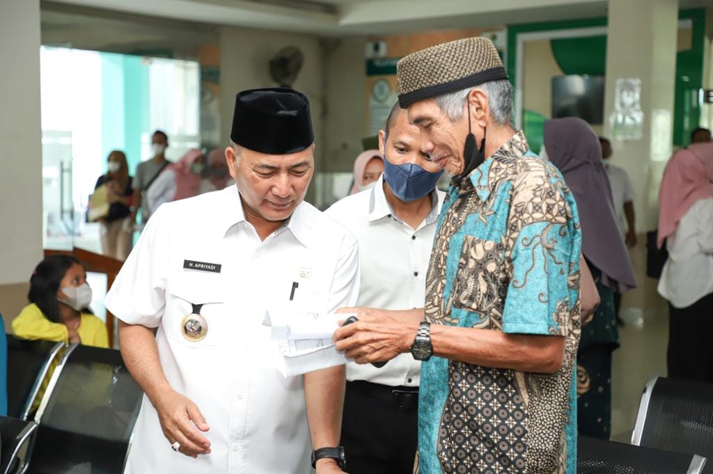 Pj Bupati Musi Banyuasin, H. Apriyadi Mahmud saat Sidak ke Pelayanan Publik, Rabu (26/04/2023). (Foto : Humas Pemkab MUBA)