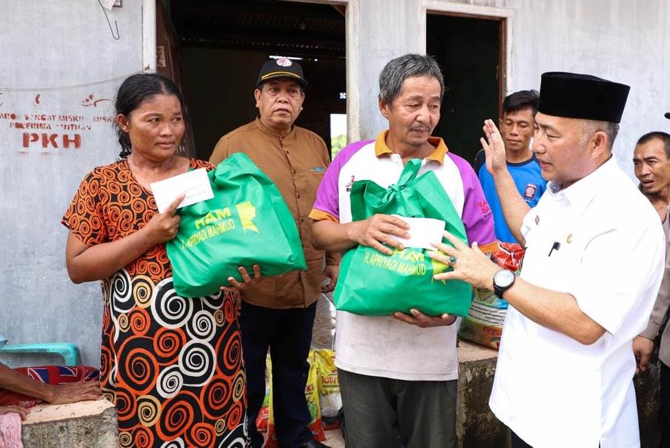 Pj Bupati Musi Banyuasin, H. Apriyadi Mahmud, saat Serahkan Bantuan Kepada Korban Longsor di Desa Terusan, Kamis (27/04/2023). (Foto : Humas Pemkab MUBA)