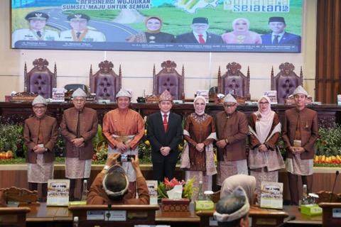 Pimpinan Rapat Paripurna Istimewa