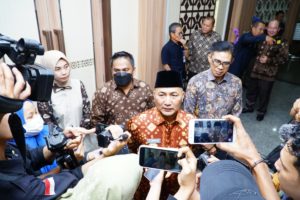 Pj Bupati H Apriyadi Manfaatkan Gaji 13 untuk membantu keperluan sekolah Anak