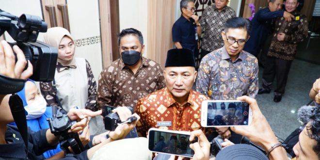 Pj Bupati H Apriyadi Manfaatkan Gaji 13 untuk membantu keperluan sekolah Anak