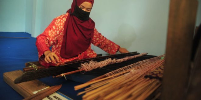 Motif songket Palembang akan diusulkan menjadi salah satu warisan budaya.