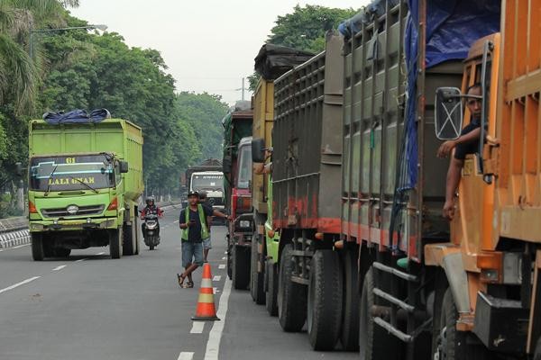 Pemerintah Kota Palembang menyoroti maraknya truk bertonase berat yang melintas di jalan raya