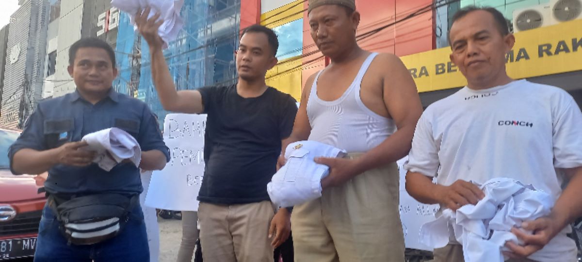 Puluhan kader Partai Gerindra di Kota Palembang, Sumatera Selatan, melakukan aksi protes pada Rabu (10/5/2023) di depan kantor Dewan Pimpinan Cabang (DPC) Partai Gerindra