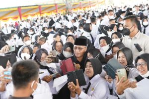 peningkatan kualitas Guru dan tenaga kependidikan dengan pelatihan bagi 1000 guru.